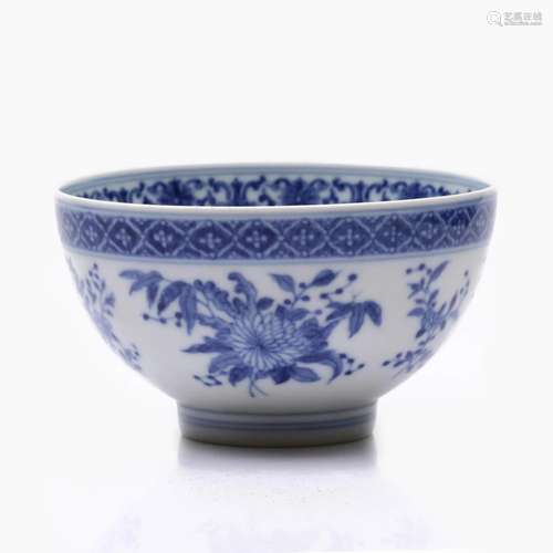 A CHINESE BLUE AND WHITE PORCELAIN BOWL.