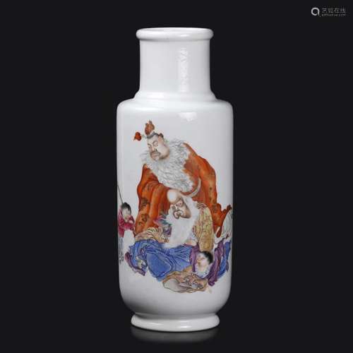 A CHINESE FAMILLIE ROSE VASE.