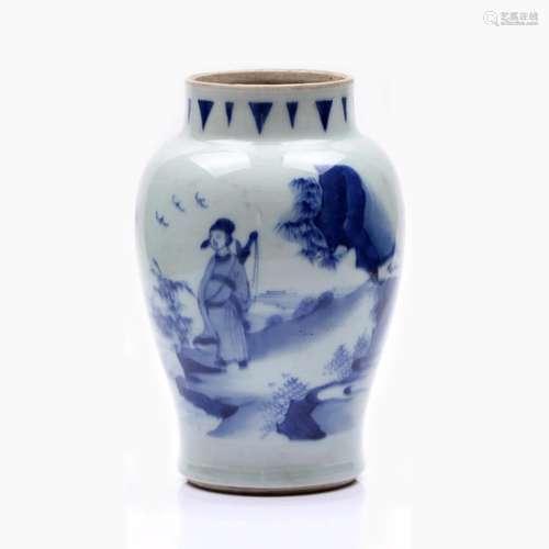 A CHINESE BLUE AND WHITE PORCELAIN JAR.