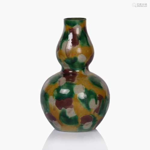 A CHINESE GOURD SHAPED 'SANCAI' GLAZED PORCELAIN V...