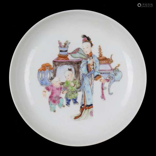 A CHINESE FAMILLE ROSE PORCELAIN DISH.