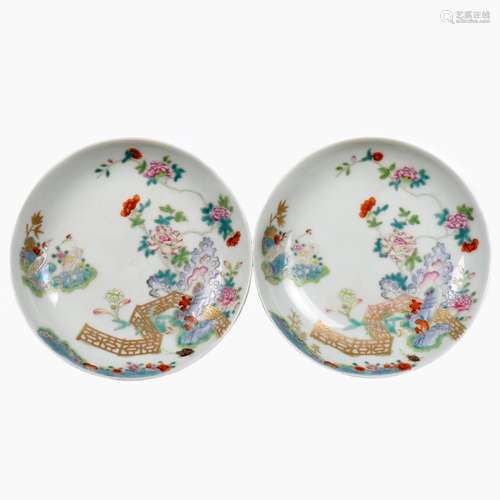 A PAIR OF CHINESE FAMILLE ROSE PORCELAIN DISHES.