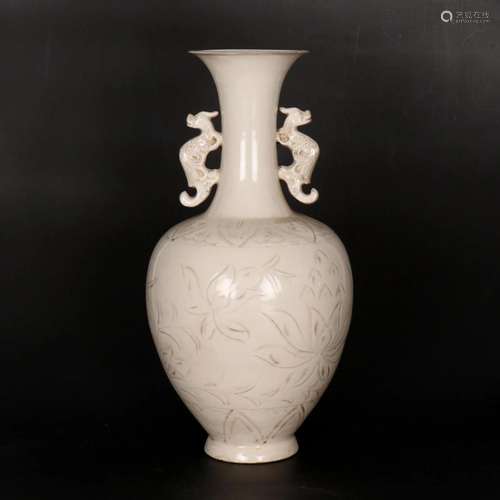 A CHINESE DINGYAO CARVED CERAMIC VASE.