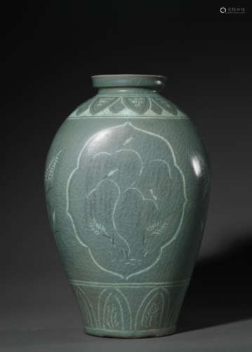 Goryeo porcelain bottle