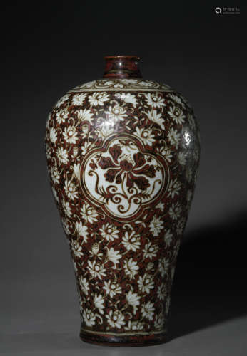 Jizhou kiln flower plum bottle