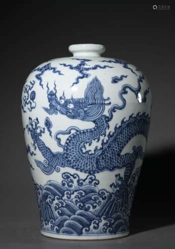 Blue and white Yunlong plum bottle