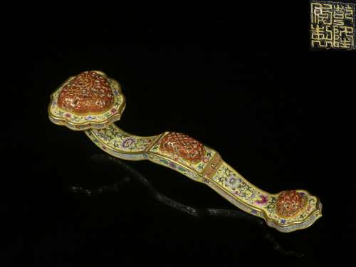 Exquisite Gold-Outlined Famille Rose Ruyi Scepter
