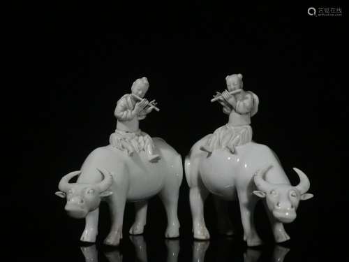 A Pair of Dehua White Porcelain Ornaments