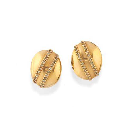 A 18K yellow gold and diamond earrings
