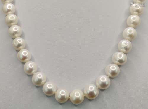 Pearl necklace, white luster, cultured pearls, sph…
