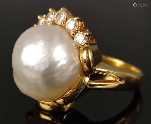 Ring with large baroque pearl surrounded by 7 diam…