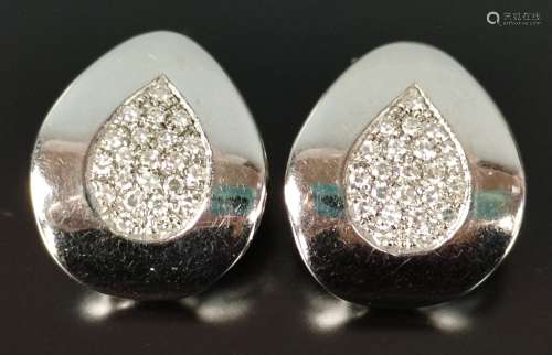 Pair of earclips, triangle shape with rounded corn…