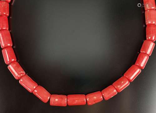 Big coral necklace, 32 cylindrical elements (each …