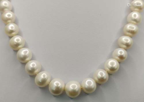 Pearl necklace, 41 baroque cultured pearls of 10-1…