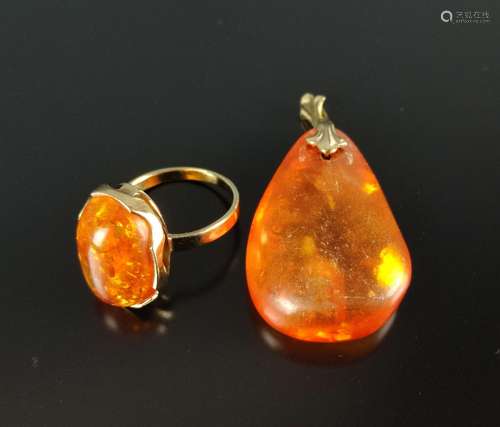 Amber lot, consisting of a large pendant, dimensio…