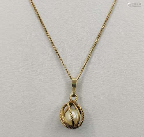 Pearl pendant set in twisted gold bars, 333/8K yel…