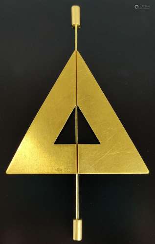 Design brooch, triangle element on bar, doubleface…