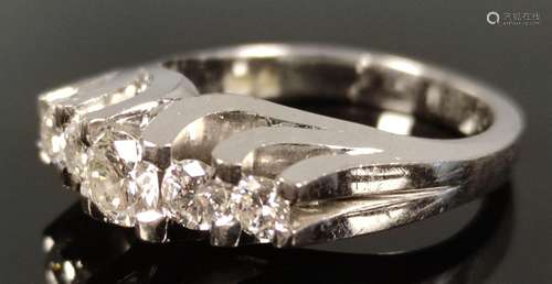 Diamond ring, centered with 5 diamonds, together a…