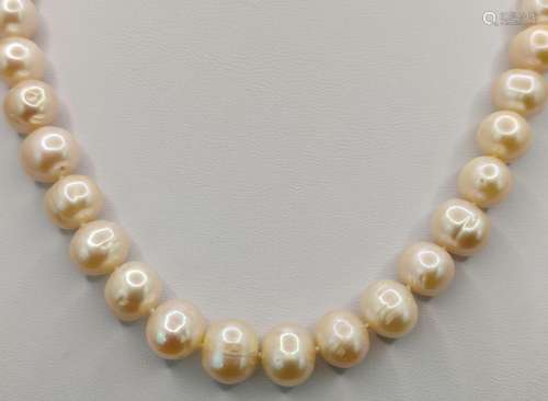 Pearl necklace, light pink luster, cultured pearls…