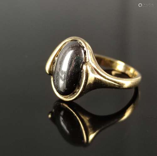 Hematite ring, cabochon, set in 333/8K yellow gold…