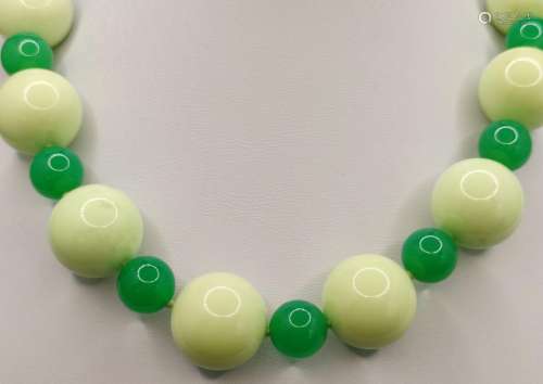Lemon chrysoprase necklace, 13 green chrysoprase b…