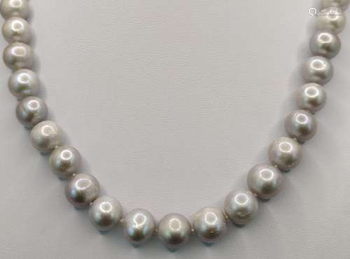 Pearl necklace, gray luster, cultured pearls, sphe…