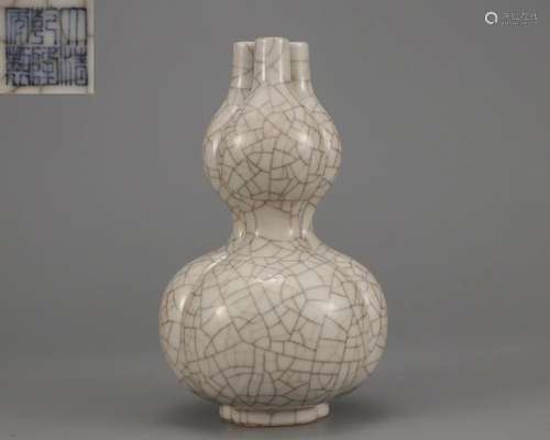 A Ge-ware Double Gourds Vase Qing Dyn.