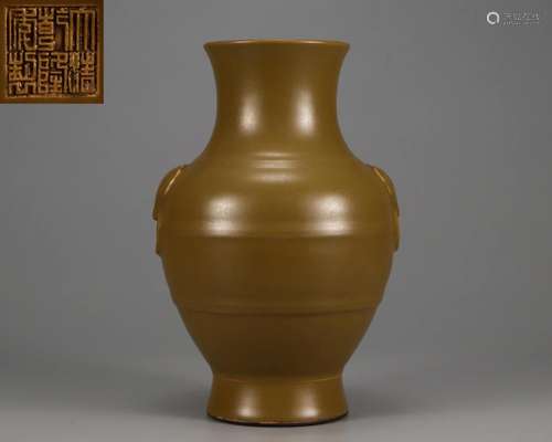 A Tea-dust Glazed Vase Qing Dyn.