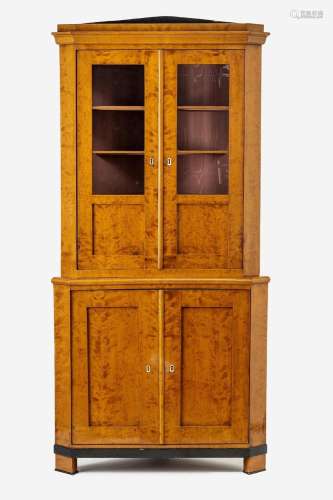 Biedermeier-Eckschrank