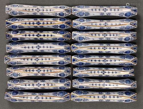 16 knife banks, Meissen, decorated with onion patt…