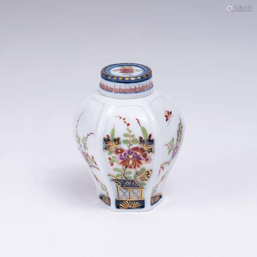 An Early Tea Caddy with Table Pattern.