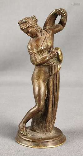 Small bronze figure, woman in contrapost, lifting …