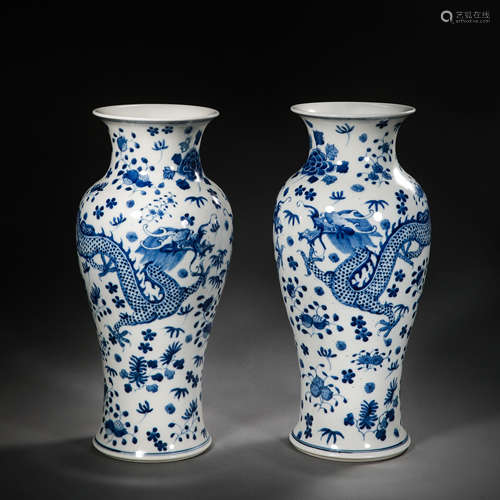 A PAIR OF BLUE AND WHITE DRAGON VASE, KANGXI PERIOD, QING DY...