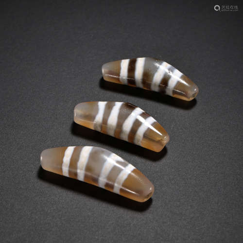 A GROUP OF CHINESE AGATE HORN BEADS