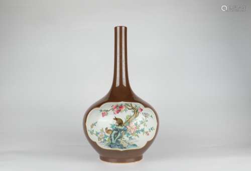 Famille Rose Vase with Flower and Bird Patterns on Window, Q...