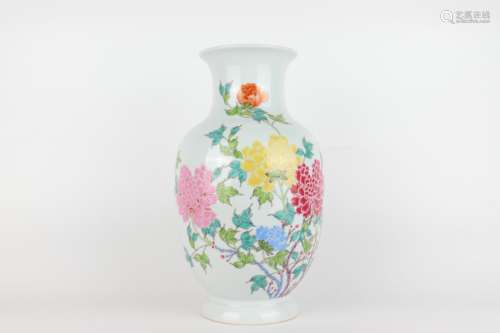 Famille Rose Vase with Flower Designs, Qianlong Reign Period...