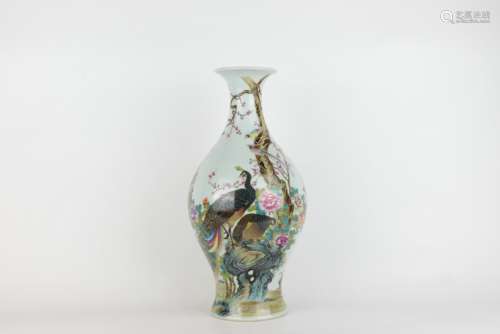 Famille Rose Olive-shaped Vase with Flower and Bird Patterns...