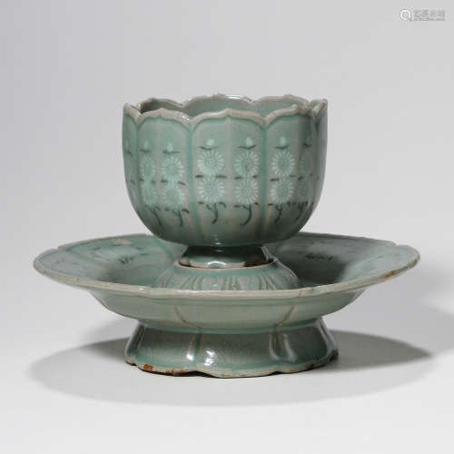 A SET OF KOREAN CELADON ZHAN WITH HOLDERS