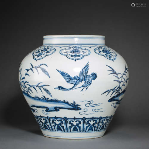 CHINESE MING DYNASTY BLUE AND WHITE POT