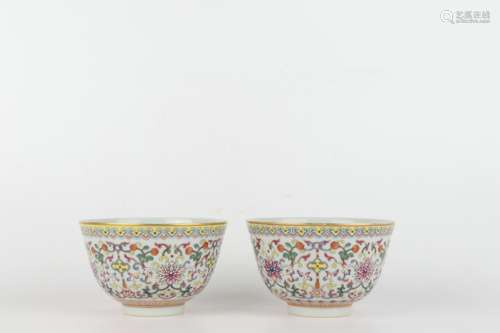 Famille Rose Bowl with Gold-traced Design and Flower Pattern...