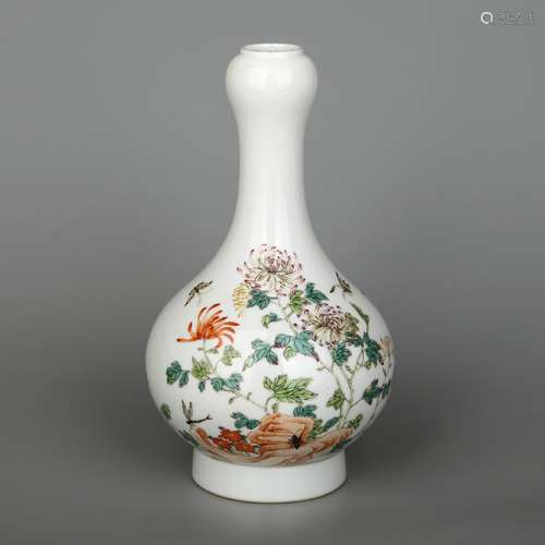 A FAMILLE ROSE FLOWER PATTERN GARLIC HEAD VASE