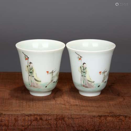 A PAIR OF WUCAI-GLAZED FIGURE AND PINE BELL-SHAPED CUPS