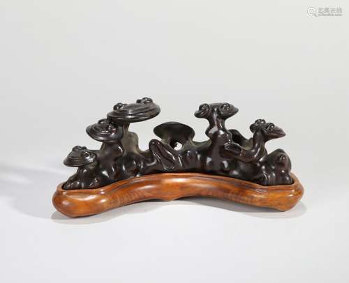 A RED SANDALWOOD LINGZHI BRUSH REST