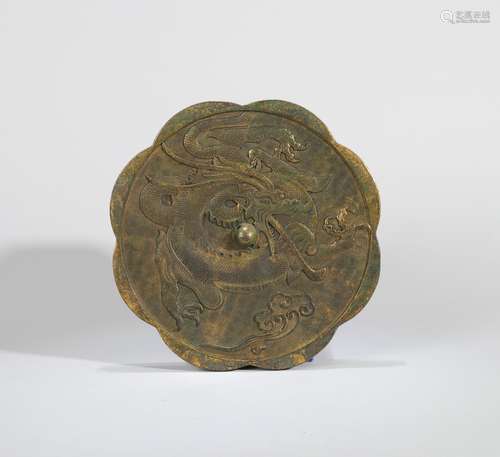 A GILT-BRONZE DRAGON PATTERN MIRROR