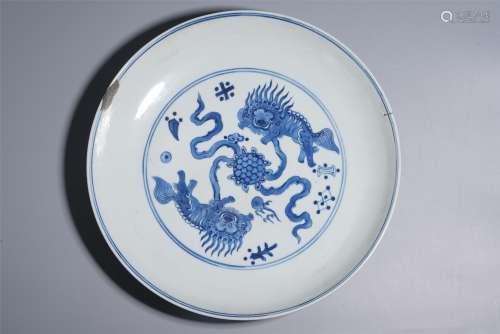 A LARGE BLUE AND WHITE TWO LION PLAYING WITH BALLS PLATE
