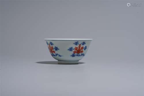 A BLUE AND WHITE IRON-RED FLOWER PATTERN BOWL