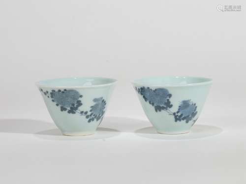 A PAIR OF JAPANESE COLOR PAINTED PORCELAIN TEA CUPS