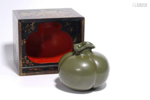 A TEA-DUST GLAZED POMEGRANATE ZUN WITH LACQUER ENGRAVED BOX