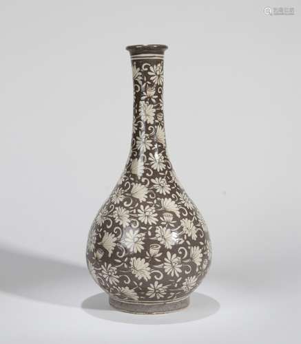 A CIZHOU KILN WHITE GROUND WITH BLACK PEONY LONG-NECKED VASE