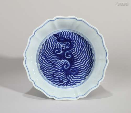 A BLUE AND WHITE PHOENIX PATTERN BARBED RIM WASHER